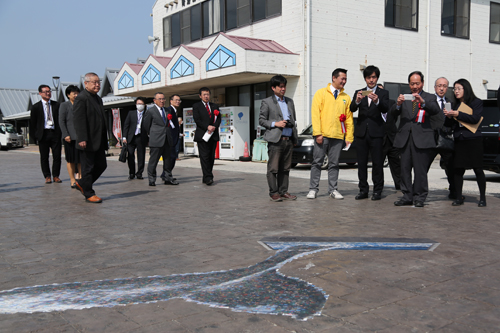 センザキッチンの北側には、クジラの尾びれを描いた「3Dアート」を設置