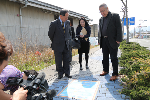 県道の歩道には、尾崎眞吾さんが描いたイラスト16点が順に並ぶ