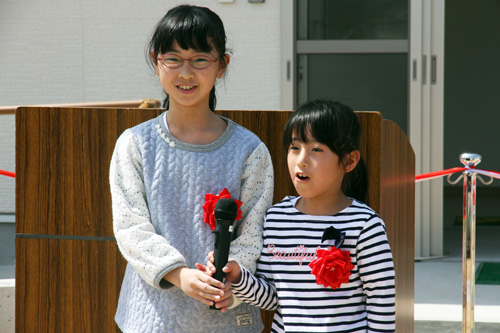 「みんなで仲良く楽しく過ごします。大切にします」と児童代表の中島さんと五嶋さん