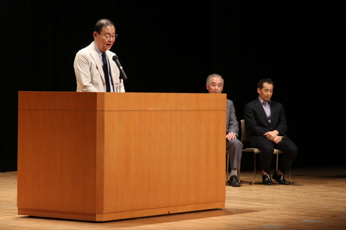 指導にあたっている下関市民ミュージカルの会の伊藤寿真男代表