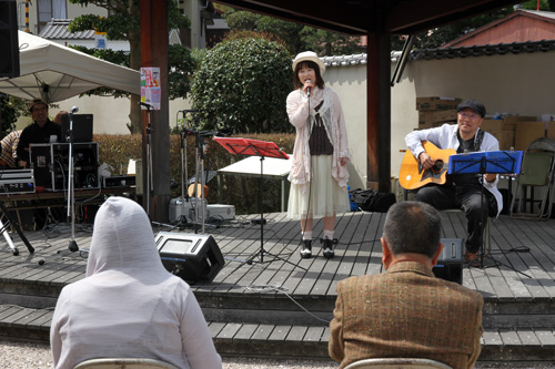 ステージではアコースティックライブなどのイベントも開催