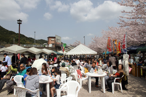 やきとりやから揚げなどの出店を楽しむ人でにぎわった