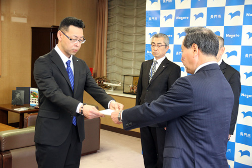 山口県から派遣された福冨賢一経済観光部次長にも辞令が交付された
