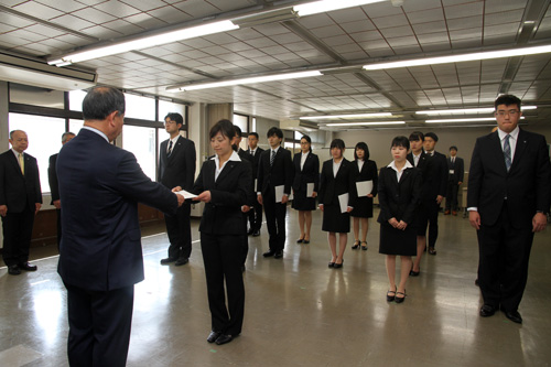 一人ひとりに辞令が手渡される
