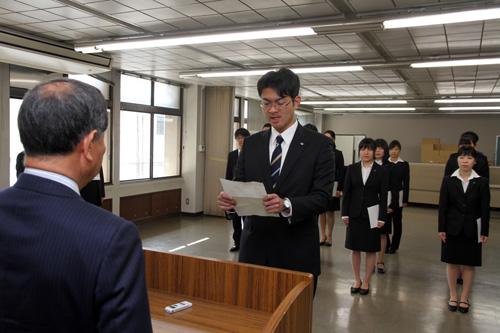 新規採用職員を代表して坂田純浩さんが宣誓書を読み上げた