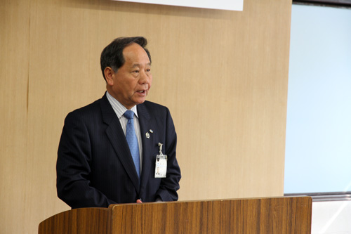 「若者らしく積極的に挑戦してほしい」と新規採用職員に声をかける大西市長
