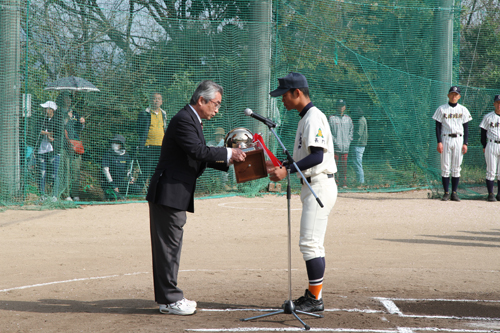 接戦を勝利し優勝杯を受けとる長門高校