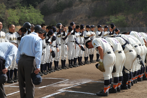 互いに敬意を払い試合を開始する両チーム