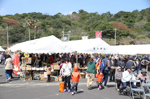 多数の来場者が訪れ、新鮮な海の幸や野菜などを買い求めていた