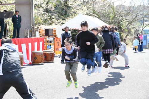 縄跳び大会では、青海・大泊・通が競い合い、通が見事優勝した