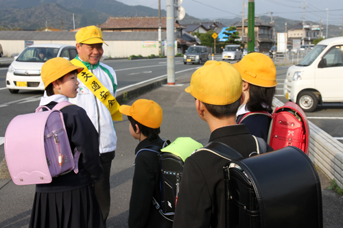 大西市長が交通立哨に立ち、子どもたちに声をかける