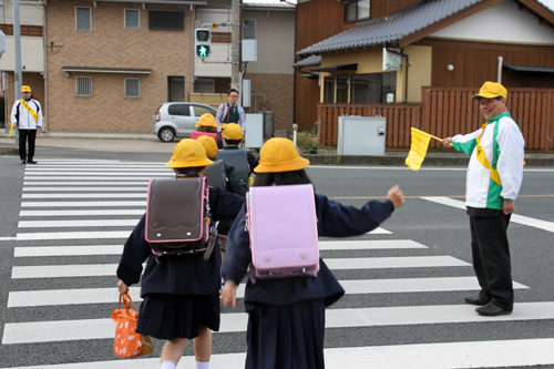 通学する児童らを温かく見守る