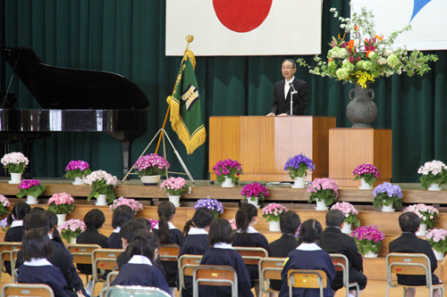 「お兄さん、お姉さんを見習って立派な深川小一年生になってほしい」と大塚校長