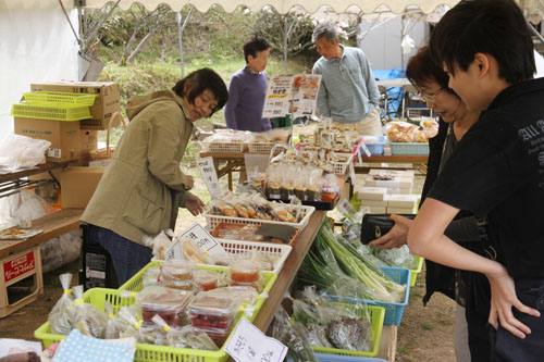 地元でとれる野菜やゆず茶なども販売