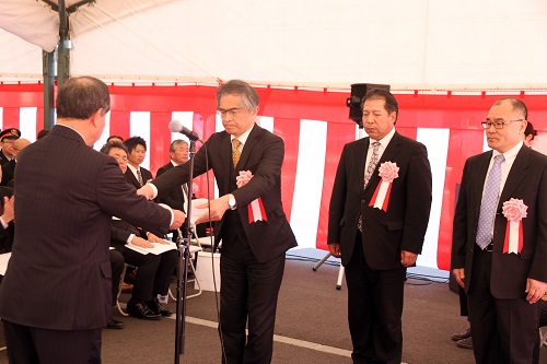 設計管理業者や工事施工業者、デザイナーらなどに感謝状が贈呈された