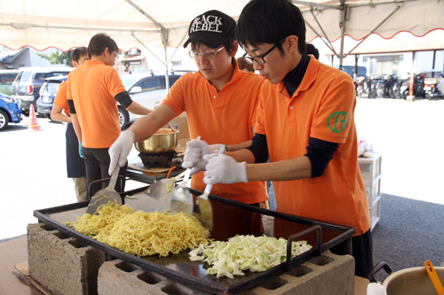 やきとりや焼きそばなどのバザーも人気