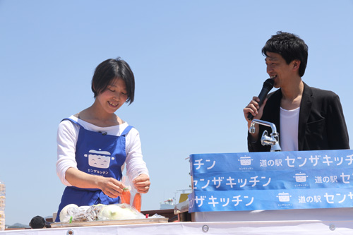 テレビなどで活躍する伝説の家政婦志麻さんがテラスで公開料理