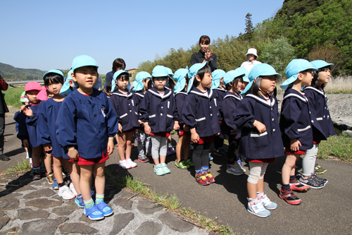 三隅川環境を守ることを高らかに宣言する園児たち
