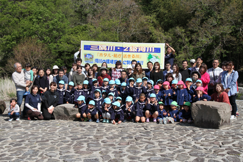 参観日とも重なり、三隅保育園25名、宗頭幼稚園10名の多くが参加した