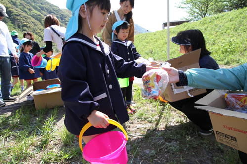 一仕事を終えた園児たちは、お菓子を受け取っていた