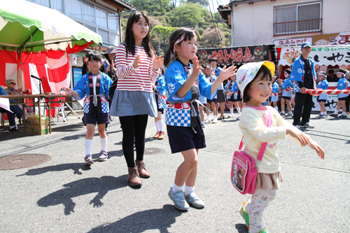 小学生の輪に交じり、みんなで俵山温泉ばやしを親しみ踊った