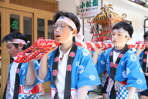 俵山小学生による子ども神輿。大粒の汗をかきながら威勢よく掛け声をだしていた