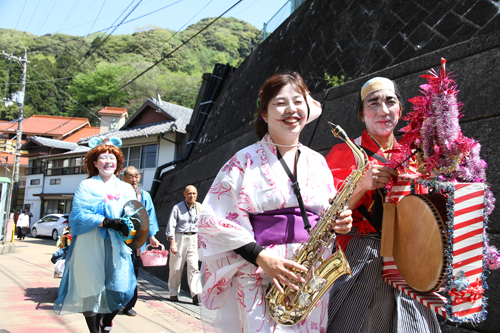 俵山ちんどん隊が、巧みな芸と演奏で会場を盛り上げた