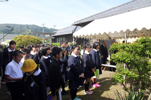 明倫小6年生の児童も社会科の授業で見学に訪れた