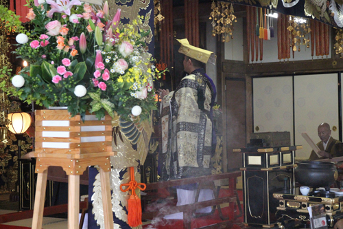 向岸寺の松村賢正住職による力強い読経により鯨の冥福が祈られる