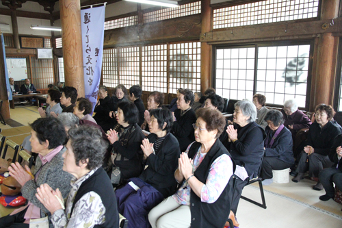 鯨の弔いをするため地区住民約70名が参列した