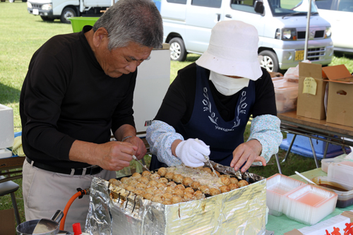 地元の店などからうどんやたこ焼きなどを出店