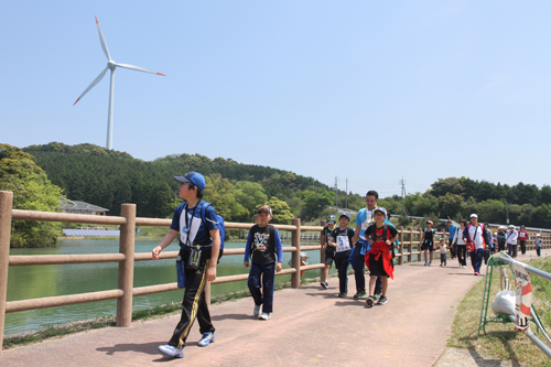 風車の見える菅無田公園のそばを歩く