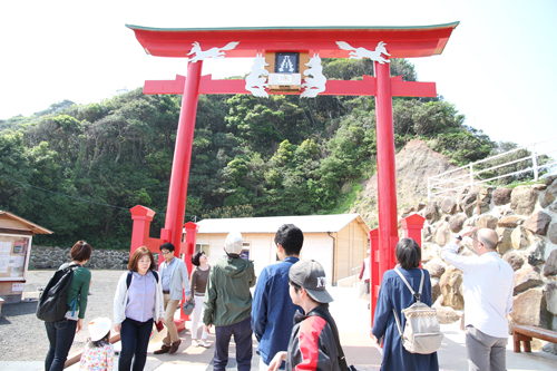 本年も日本各地から多くの参拝客で賑わっており、賽銭が入るたびに歓声が聞こえた