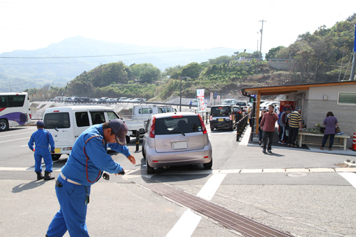 駐車場入口は、山手から降りてきて進行方向に対し右手に見える