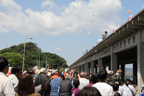 名物のもちまきは、他の祭りにはないほど広範囲に行われる