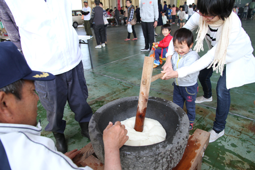 日ごろ出来ないもちつき体験に満面の笑み