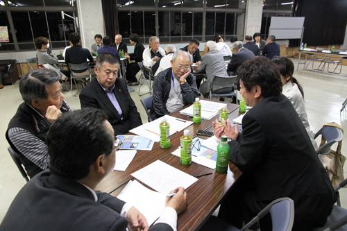 各テーブルごとに市民と議員が意見交換