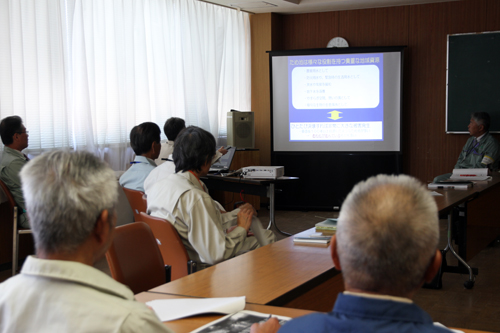 資料を基にため池の危険管理についてポイントを説明