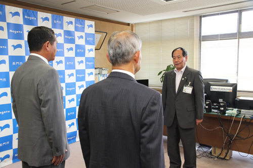 「これからも健康に留意され、後輩たちに温かい言葉をかけて消防の発展に貢献してほしい」と大西市長