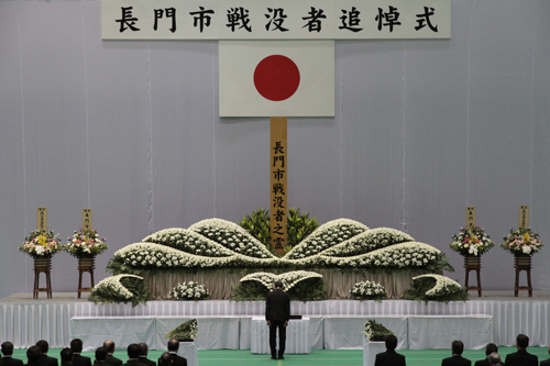 激しい戦禍の中、命を落とした御霊に対し冥福を祈る戦没者追悼式