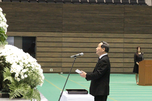 追悼の誠を捧げ、心豊かな社会を作ることを誓う大西市長