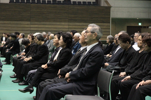 式には多くの遺族が参列したが、年を追うごとに参列者は減少している