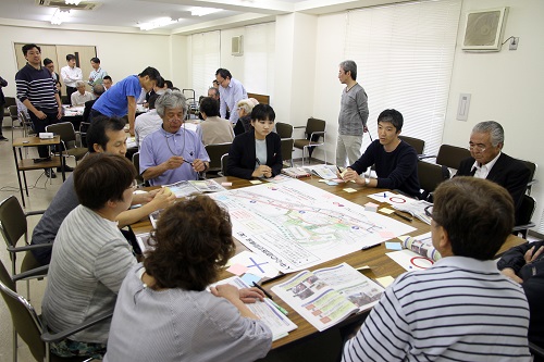 市民ら約30人が参加して、交通の課題を検証