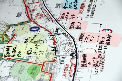 グループに分かれ、改善点や新しい提案を付箋紙に書いていく