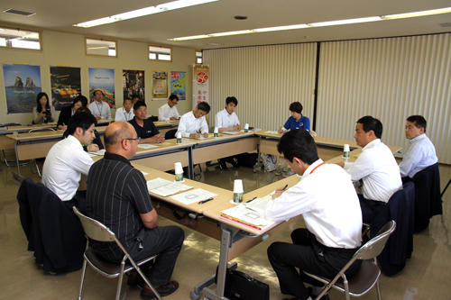 村岡山口県知事を前に市内で活動する7人が取組や課題などを話した