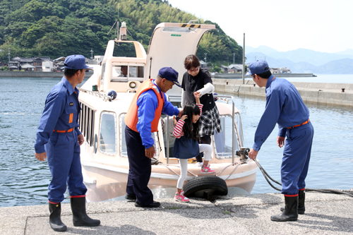 青海島観光汽船株式会社の遊覧船を活用した孤立地区住民の輸送訓練