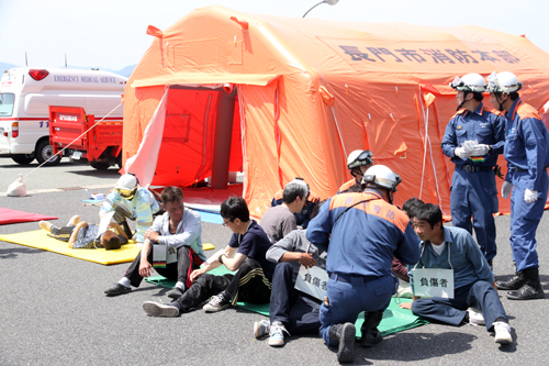 応急救護所開設訓練では負傷者の状態を聞き取り、優先度をつけて対応