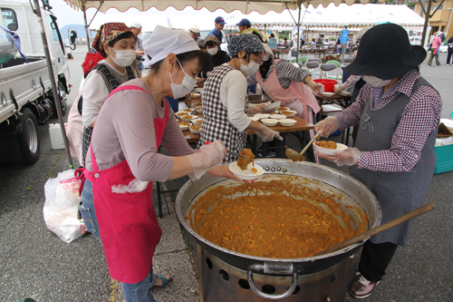 炊き出し訓練では陸上自衛隊と地元女性グループによりカレーが作られた