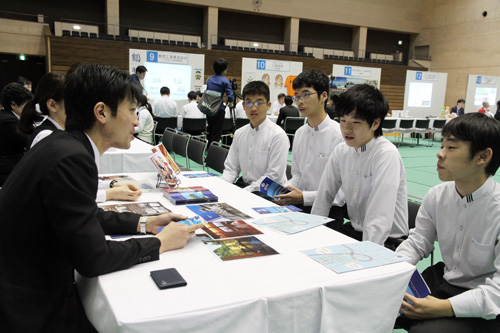 市内の企業担当者が学生に会社概要を説明