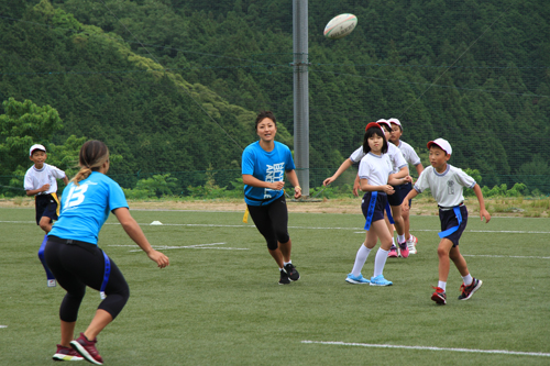 プロの選手から指導を受けるとともに他校の生徒と親睦を深めることは、生徒にとって貴重な経験となる